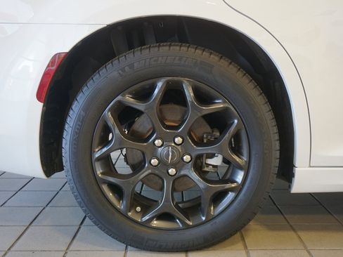 Used 2023 Chrysler 300 Touring L image 32