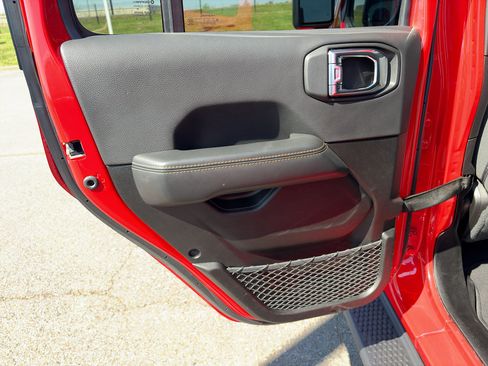 Used 2025 Jeep Wrangler Sahara AWD/4WD image 12