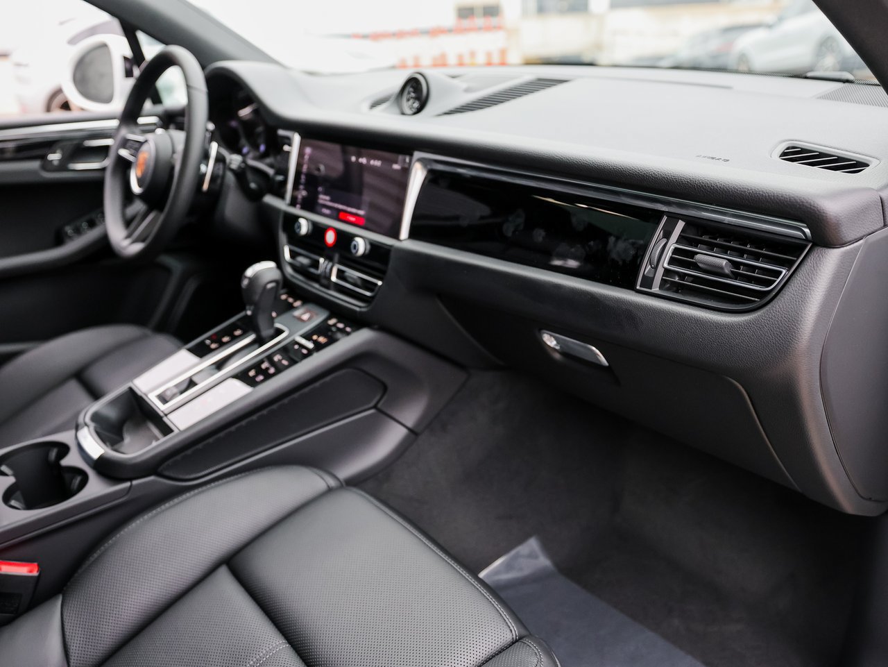 Certified 2026 Porsche Macan AWD/4WD image 28