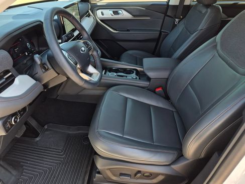 Used 2025 Ford Explorer Active w/ Active Comfort Package RWD image 30