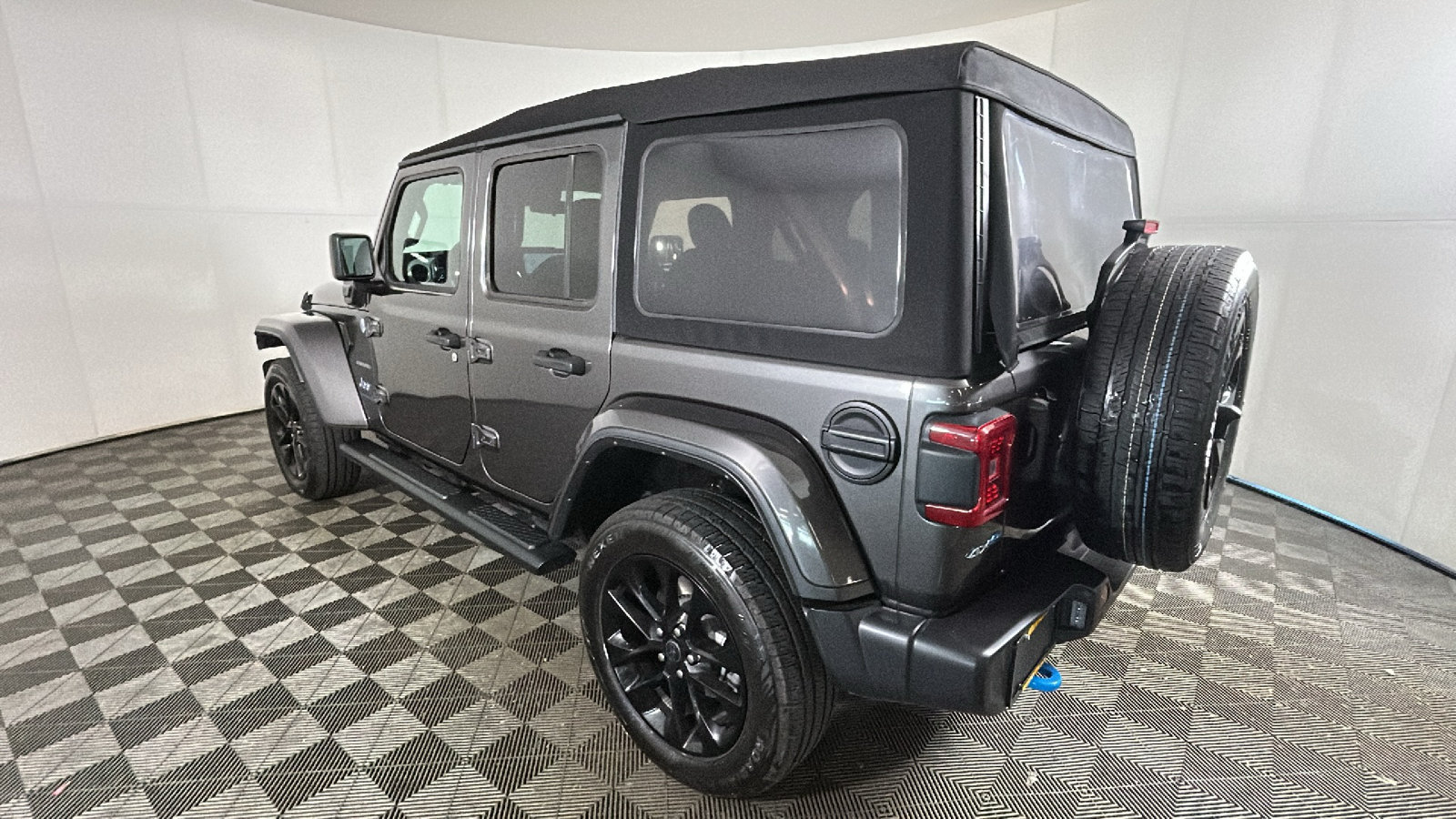 Used 2024 Jeep Wrangler Unlimited Sahara w/ Safety Group AWD/4WD image 5