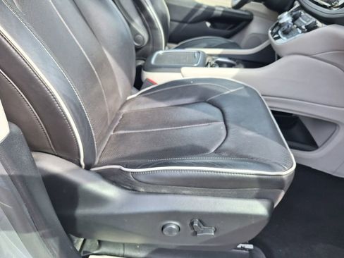 Used 2023 Chrysler Pacifica Limited FWD image 31