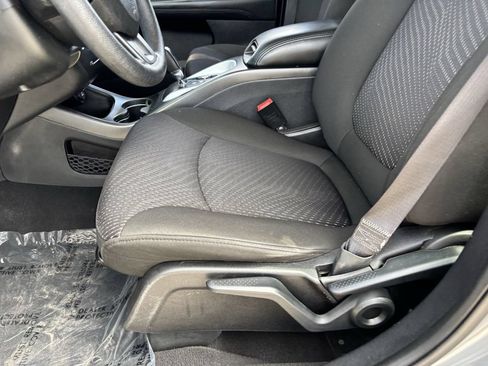 Used 2019 Dodge Journey SE FWD image 18