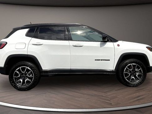 Used 2025 Jeep Compass Trailhawk AWD/4WD image 9
