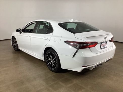 Used 2022 Toyota Camry SE w/ Convenience Package FWD image 7
