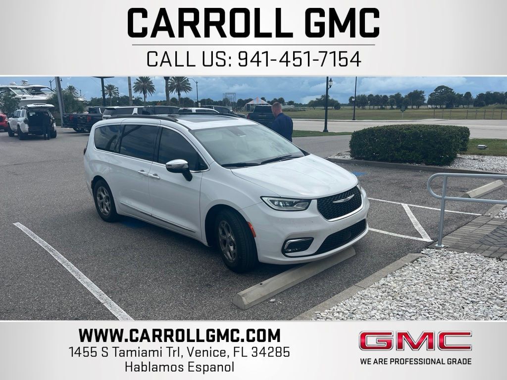 Used 2023 Chrysler Pacifica Limited w/ Trailer Tow Group FWD image 1