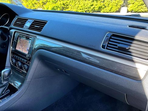 Used 2017 Volkswagen Passat 1.8T SEL Premium image 17