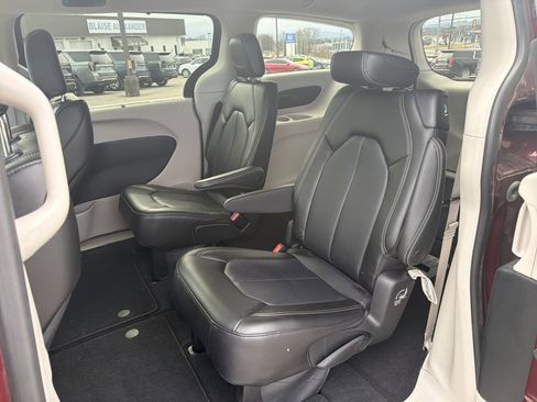 Used 2023 Chrysler Pacifica Touring-L image 13