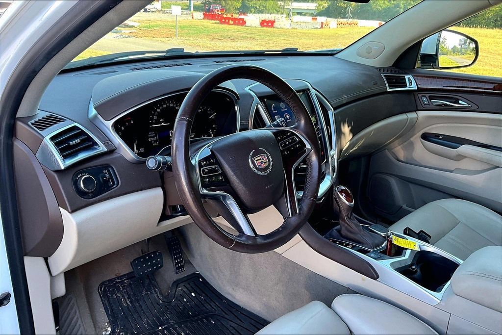 Used 2016 Cadillac SRX Luxury w/ Driver Awareness Package FWD image 5