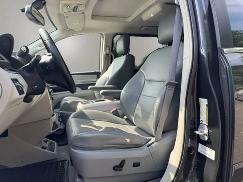 Used 2012 Volkswagen Routan SEL FWD image 17
