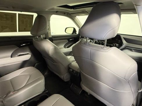 Used 2024 Toyota Highlander XLE image 40