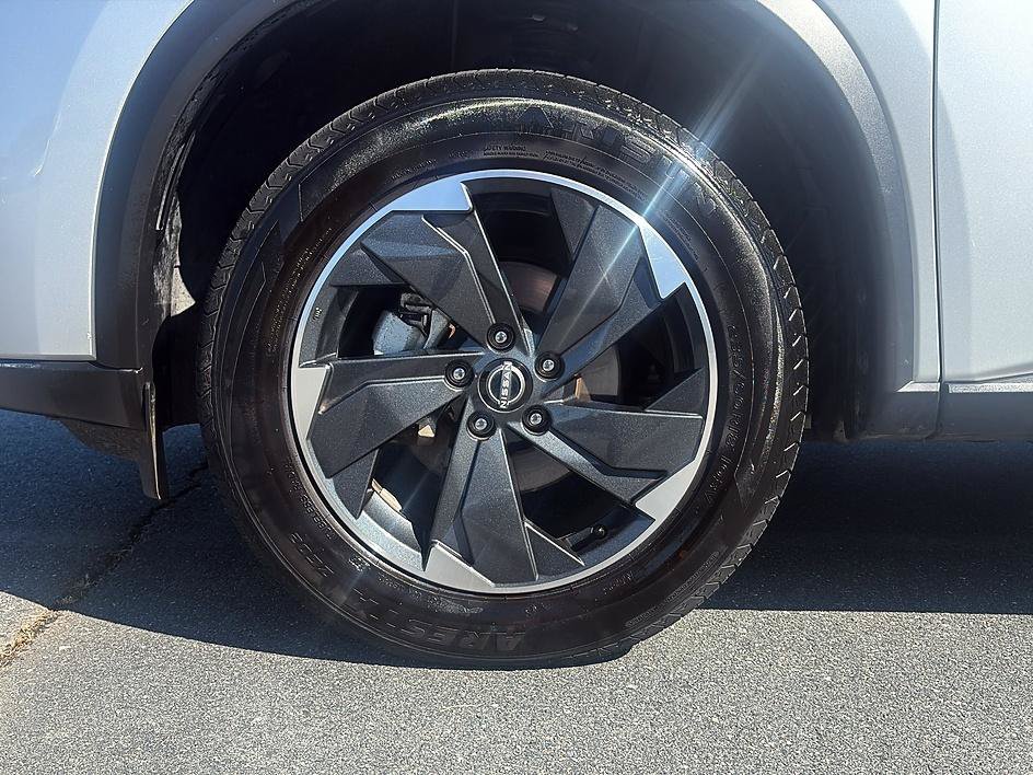 Certified 2025 Nissan Rogue SV AWD/4WD image 9