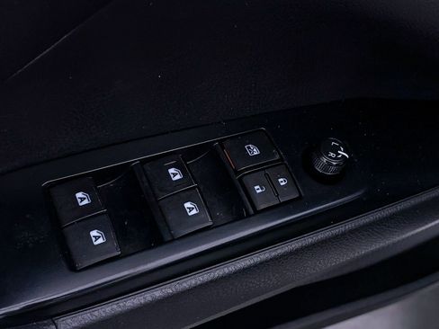 Used 2020 Toyota Camry SE w/ Blackout Package FWD image 16