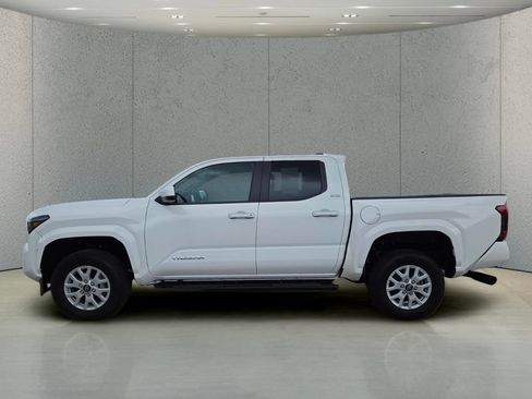 Used 2025 Toyota Tacoma SR5 RWD image 9