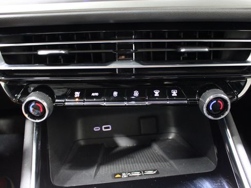 Used 2025 Chevrolet Traverse LT w/ Driver Confidence Package FWD image 19