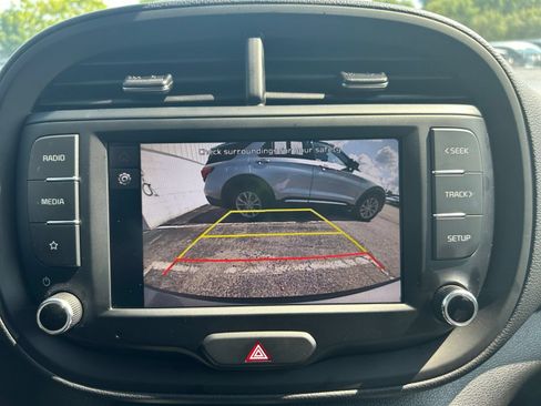 Used 2025 Kia Soul LX w/ LX Technology Package FWD image 16