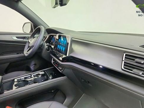 Used 2024 Volkswagen Atlas Cross Sport SE w/ Black Wheel Package image 20