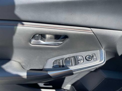 Used 2025 Nissan Sentra SR FWD image 18