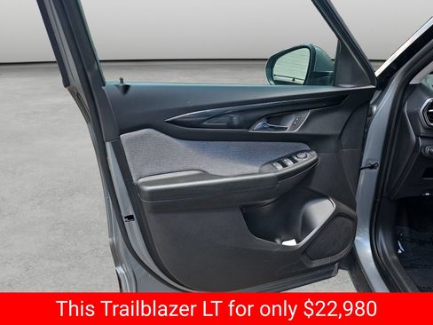 Used 2025 Chevrolet TrailBlazer LT AWD/4WD image 34