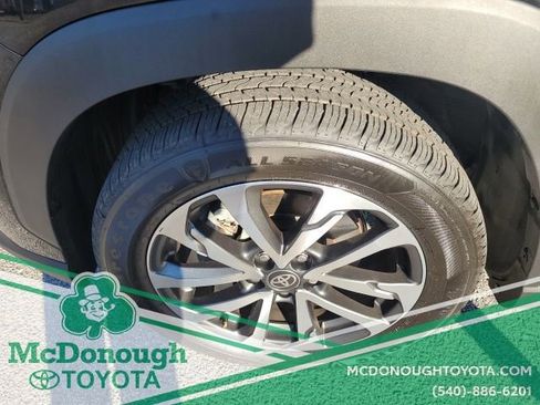 Certified 2024 Toyota Corolla Cross XLE image 27