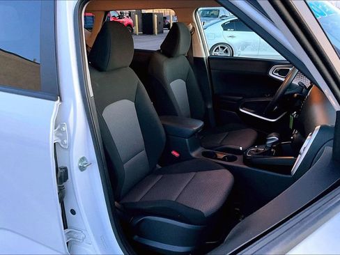 Used 2023 Kia Soul LX w/ LX Technology Package image 7