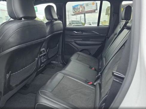 Used 2023 Jeep Grand Cherokee Altitude AWD/4WD image 7