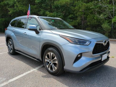 Used 2022 Toyota Highlander XLE FWD image 2