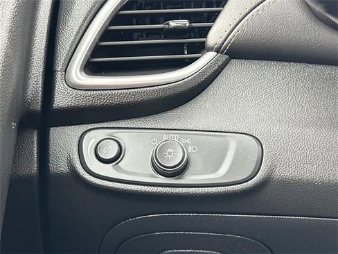 Certified 2022 Chevrolet Trax LT w/ LT Convenience Package image 17