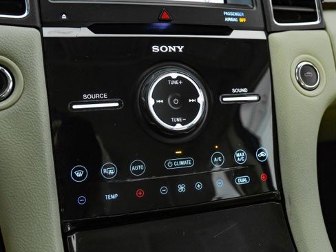 Used 2019 Ford Taurus Limited image 22