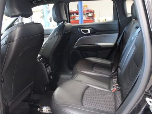 Used 2025 Jeep Compass Latitude AWD/4WD image 15