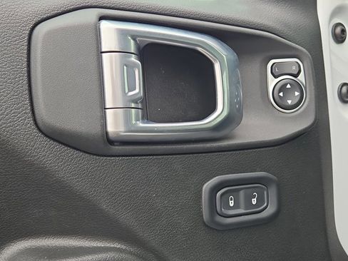 Used 2025 Jeep Wrangler Unlimited Rubicon image 19