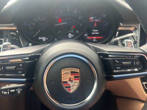 Certified 2023 Porsche Macan AWD/4WD image 31