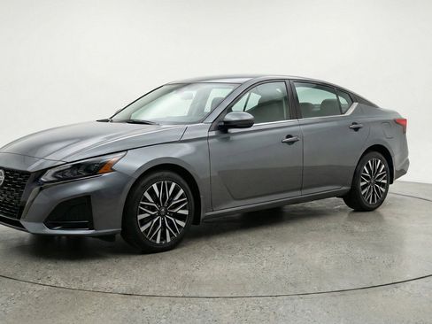 Used 2025 Nissan Altima 2.5 SV FWD image 3