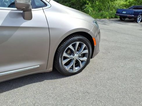 Used 2017 Chrysler Pacifica Limited FWD image 11