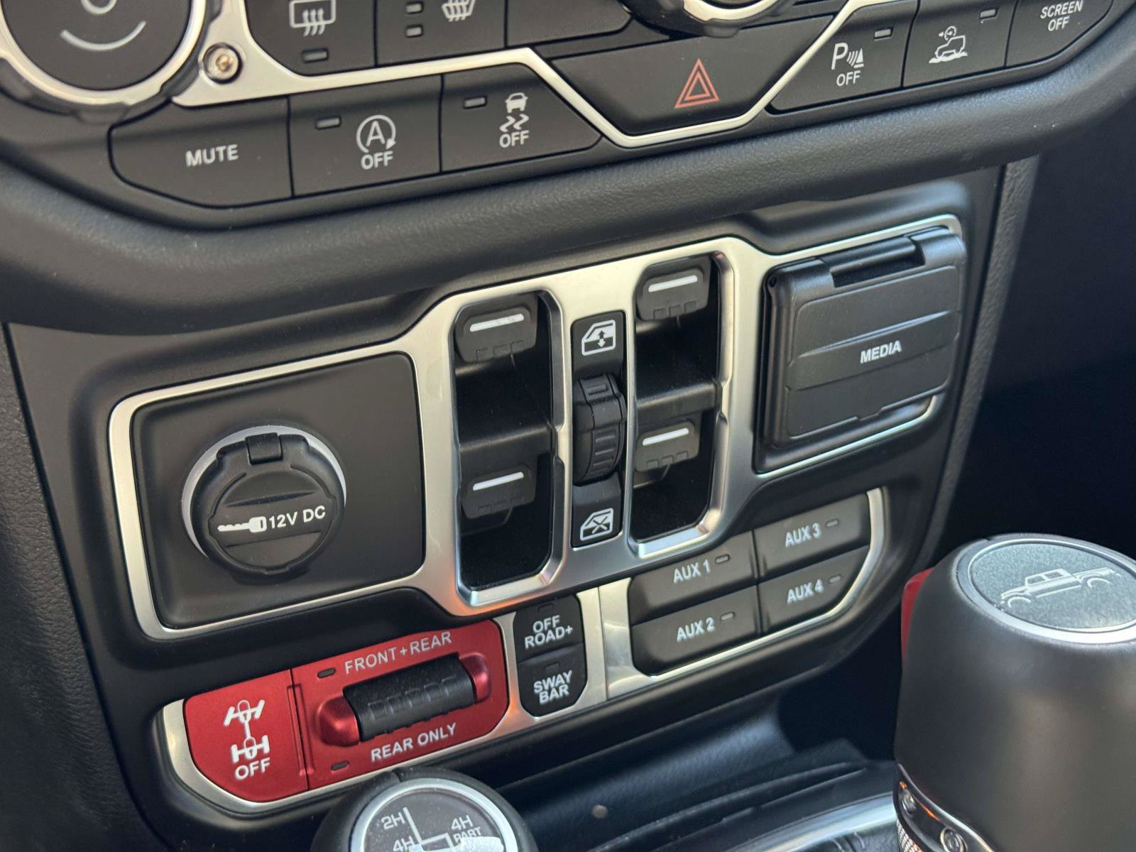 Used 2025 Jeep Gladiator Rubicon AWD/4WD image 24
