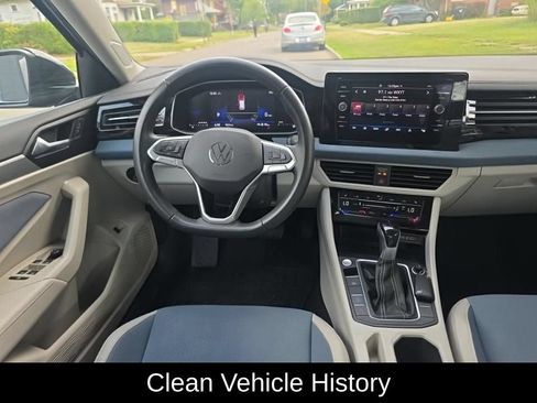 Used 2025 Volkswagen Jetta SE w/ Sunroof Package FWD image 4