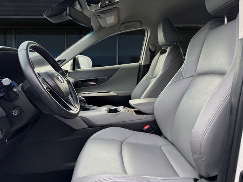 Used 2022 Toyota Venza XLE image 2