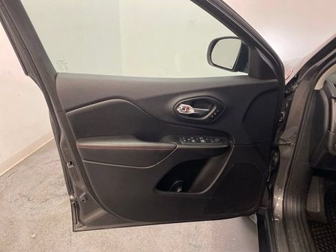 Used 2019 Jeep Cherokee Trailhawk AWD/4WD image 19