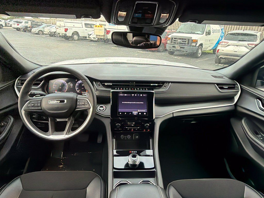 Used 2024 Jeep Grand Cherokee Altitude AWD/4WD image 19
