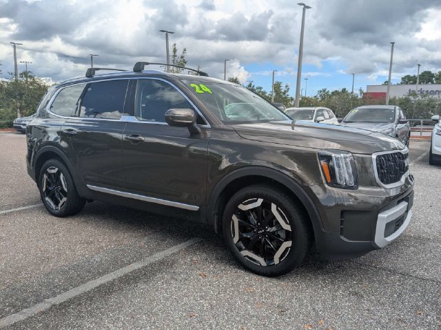 Used 2024 Kia Telluride EX w/ EX Captain's Chair Package AWD/4WD image 2