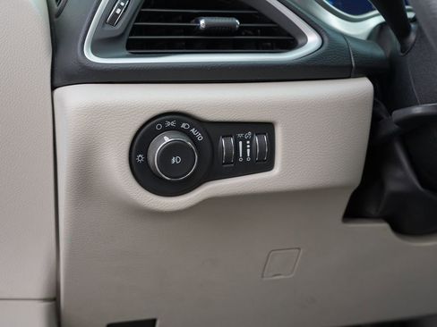 Used 2017 Chrysler Pacifica Touring Plus FWD image 17