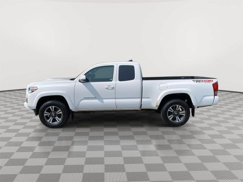 Used 2017 Toyota Tacoma TRD Sport w/ Tow Package AWD/4WD image 2