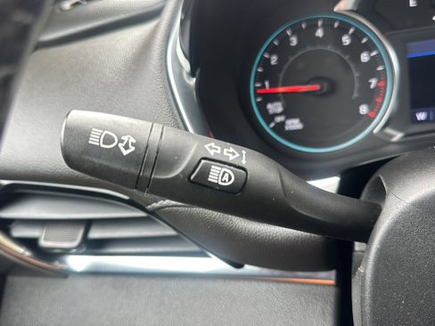 Used 2023 Chevrolet Traverse LT image 32