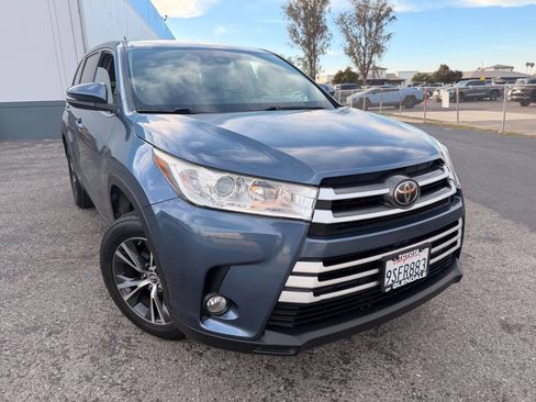 Used 2017 Toyota Highlander Plus w/ Carpet Mat Package FWD image 4