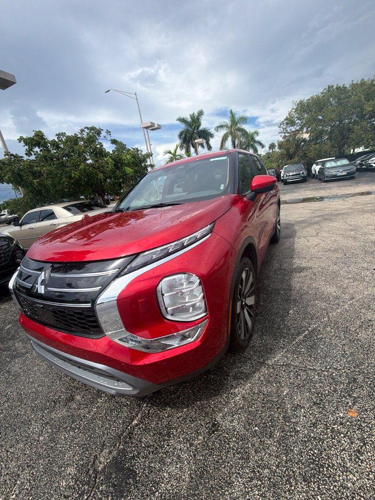 Used 2025 Mitsubishi Outlander SE AWD/4WD image 1