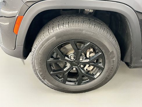 Used 2024 Jeep Grand Cherokee Altitude image 11