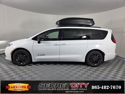 New 2025 Chrysler Pacifica Select w/ Fav Edition Package