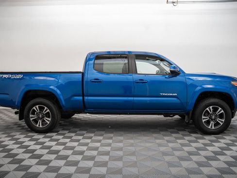 Used 2017 Toyota Tacoma TRD Sport w/ Tow Package AWD/4WD image 4