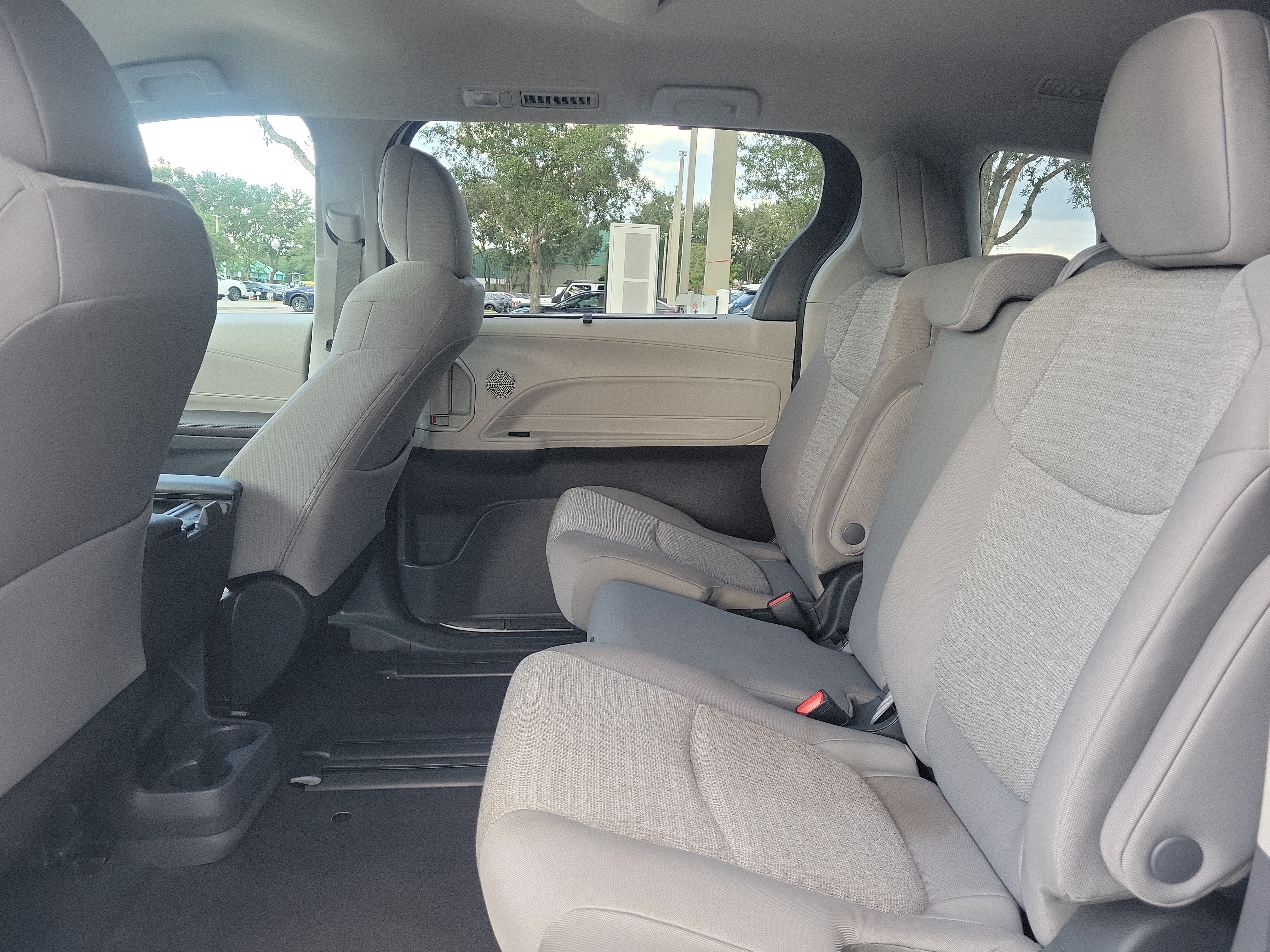 Used 2024 Toyota Sienna LE FWD image 17