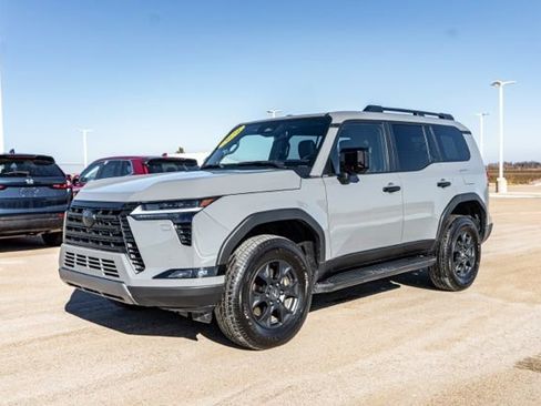 Used 2024 Lexus GX 550 image 3